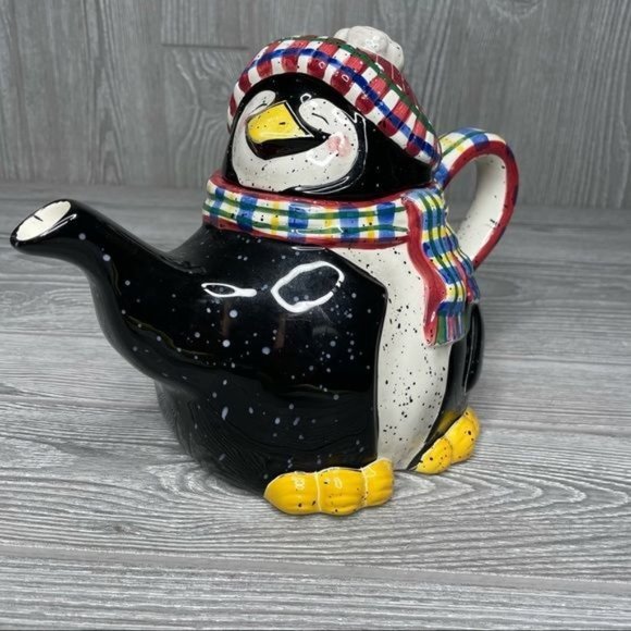Julie Ueland penguin Christmas tea pot with scarf - Picture 1 of 7